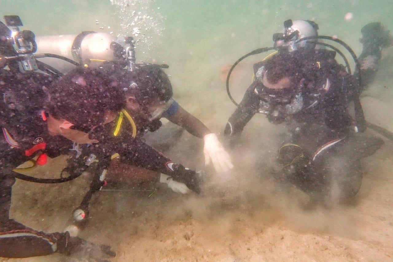 Komunitas Selam KLHK Bersihkan Sampah Laut di Labuan Bajo