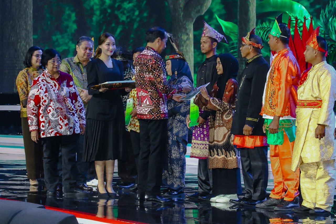 Di Festival LIKE 2, Presiden Jokowi Serahkan SK Hutan Sosial, TORA, Sawit Rakyat Serta Sertifikat Layanan Dana Lingkungan Untuk Masyarakat
