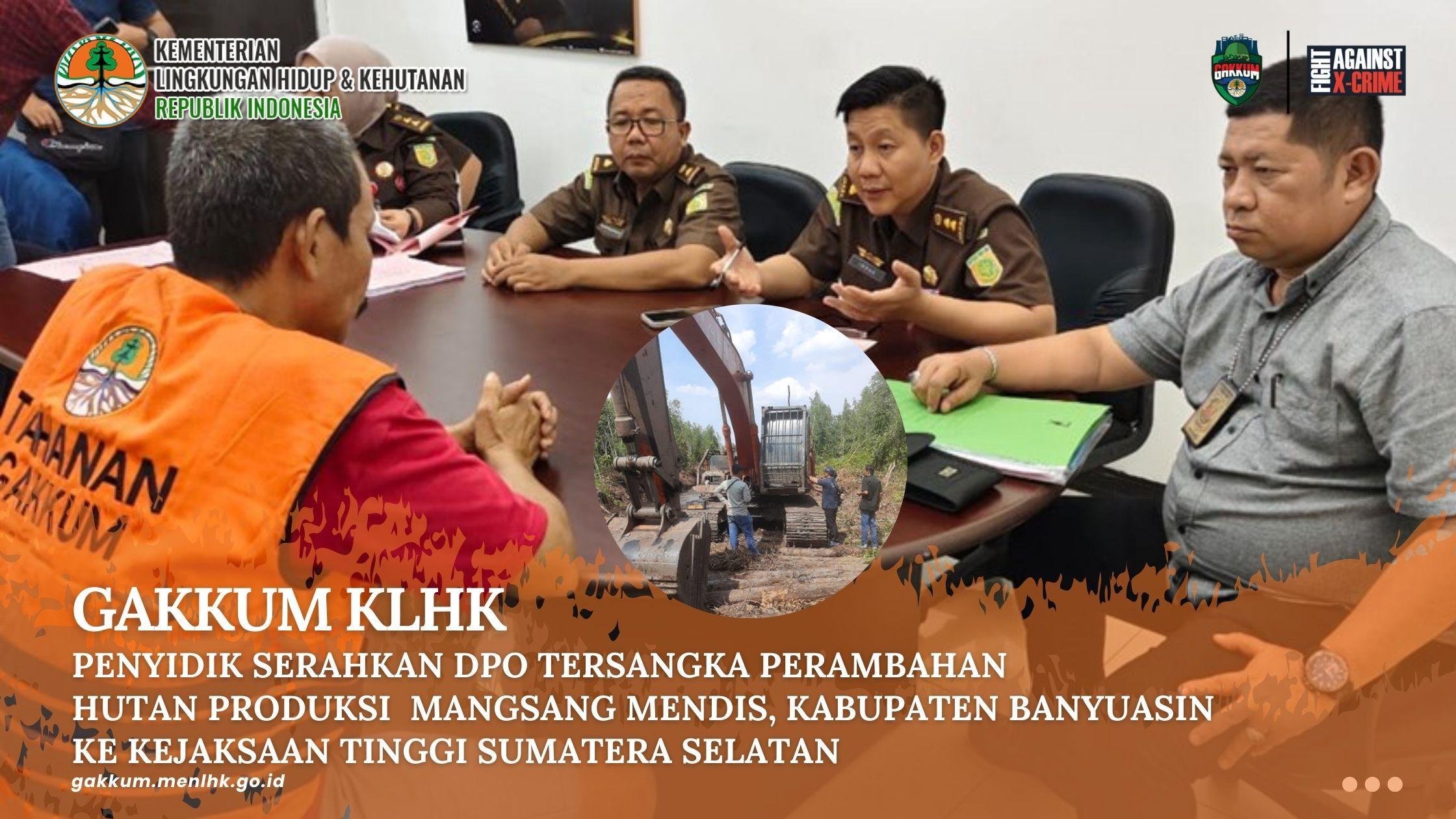 Penyidik Gakkum KLHK Serahkan Dpo Tersangka Perambahan Hutan Produksi Mangsang Mendis, Kabupaten Banyuasin Ke Kejaksaan Tinggi Sumatera Selatan